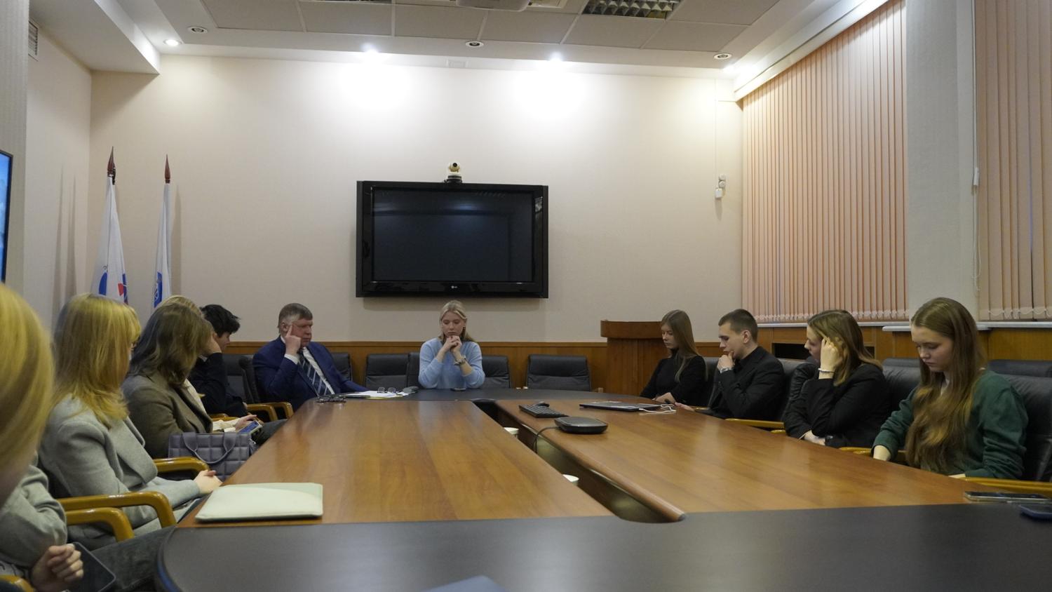 Arctic Club round table in the meeting room